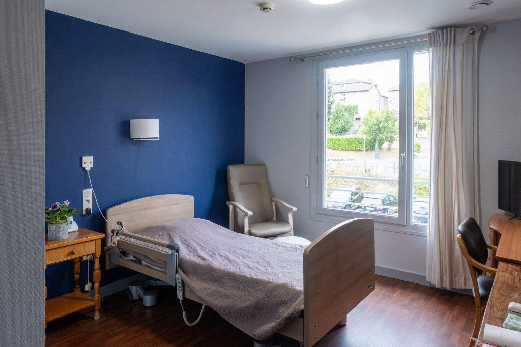 Salle de bain PMR avec douche italienne moderne